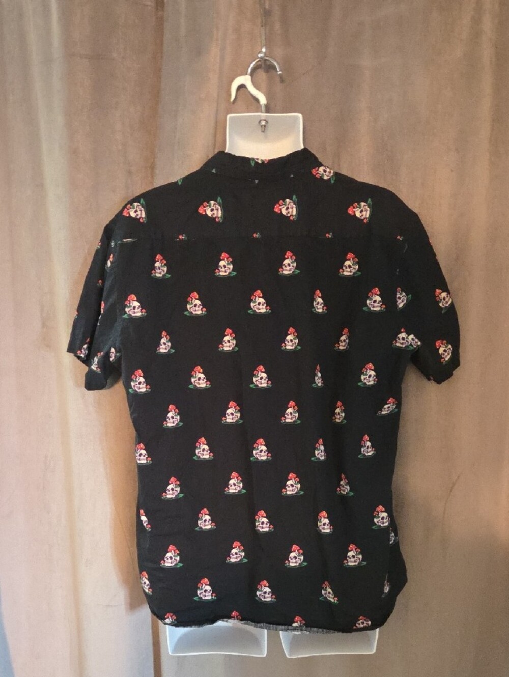 XL Black Short-Sleeve Button-Down Shirt with Red & White Skull Print - Picture 2 of 4